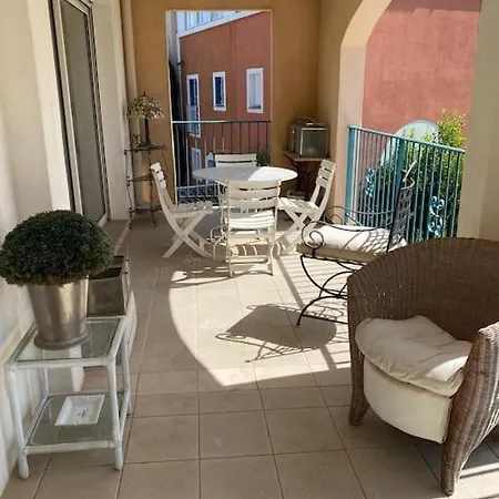 Deux Pieces Avec Terrasse Ensoleille Et Piscine *